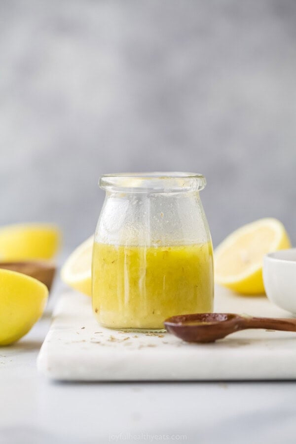 Homemade lemon vinaigrette in a gl، jar.