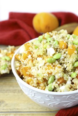 Una ciotola di insalata di quinoa con albicocche ed edamame