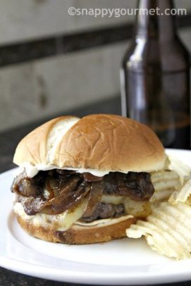 French Onion Beer Burger med bolle på en tallerken med chips