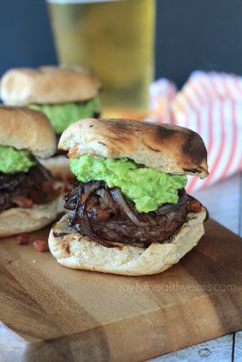 Gourmet Cowboy Hamburger Sliders with guacamole and a zsemlével