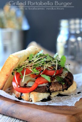 Gegrilde Portabella Burger met rode peper schijfjes en spruitjes op geroosterd brood