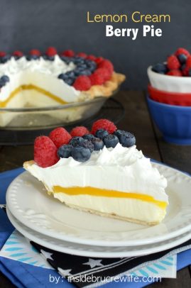 Een plakje lemon cream berry pie op een bord