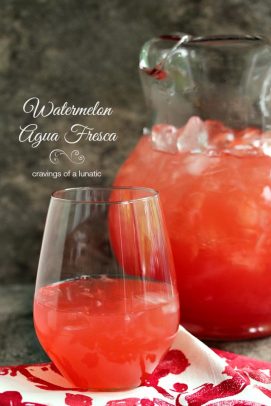 Una jarra transparente y un vaso de agua fresca de sandía con hielo