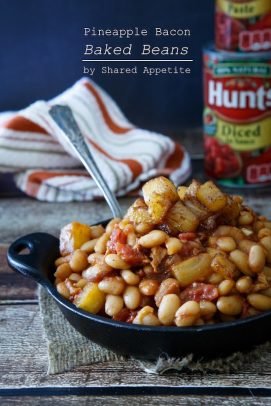 Una ciotola nera di fagioli al forno con pancetta e ananas