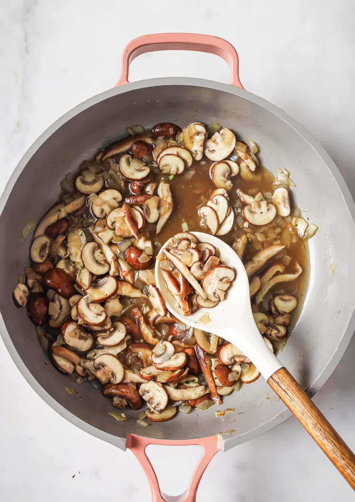 Sautéed mushrooms with their juices and chicken broth.