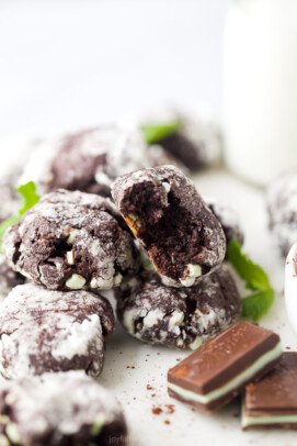 Fudgy Mint Chocolate Crinkle Cookies | Crinkle Cookie Recipe