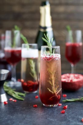 4 Ingredient Sparkling Pomegranate Mimosas is a fun cocktail to start your weekend! ホリデーシーズンにぴったり！ブランチやガールズウィークエンドにも最適です。 | joyfulhealthyeats.com