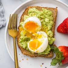 Smashed Avocado Toast With Eggs - Simmer to Slimmer